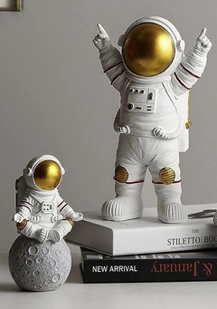 Astronauta resina dourado na internet