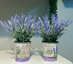 Arranjo lavanda no vaso lata