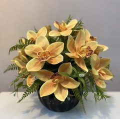 Arranjo orquídea no vaso louça preto