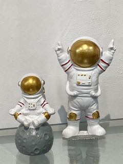 Astronauta resina dourado - comprar online