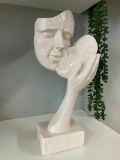 Estatueta casal na internet