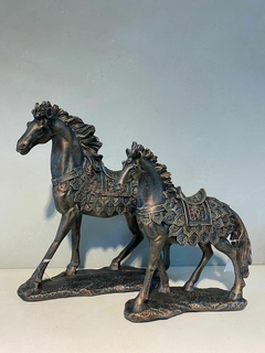 Cavalo acinzentado na base