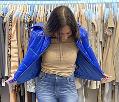 PUFFER METALIZADA AZUL - Las Monas