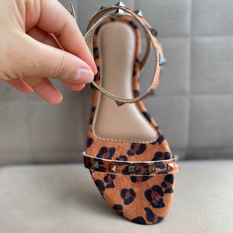 Sandália Rasteira Animal Print com Aplicação de Spikes