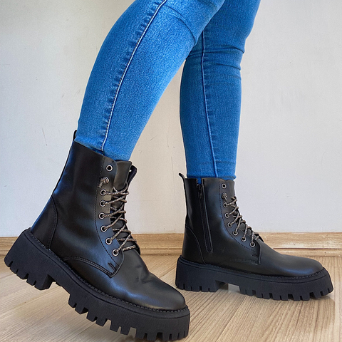 Bota Coturno Preto Tratorado Com Tiras de Strass Onix