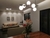 Lustre Pendente Oriana iluminando uma sala moderna com sofá e decoração minimalista.