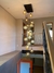 Iluminação elegante com lustres de vidro âmbar na Linha Sarvah, instalada em um ambiente interno moderno.