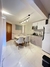 Lustre pendente Fiora instalado em uma cozinha moderna com mesa e cadeiras.