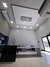 Ambiente com lustre moderno da Linha Cristal Safir, apresentando iluminação elegante em um espaço minimalista.
