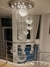 Lustre moderno da Linha Cristal Yoda, com design elegante e esferas de cristal, iluminando um ambiente interno.
