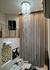 Lustres da Linha Cristal Zafira pendurados em um ambiente com cortinas e sofá.
