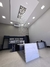 Interior de uma loja com lustres da Linha Cristal Safir pendurados no teto, mesas modernas e decoração minimalista.
