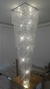 Lustre em formato de cascata com cristais, ideal para pé direito duplo, com iluminação brilhante.