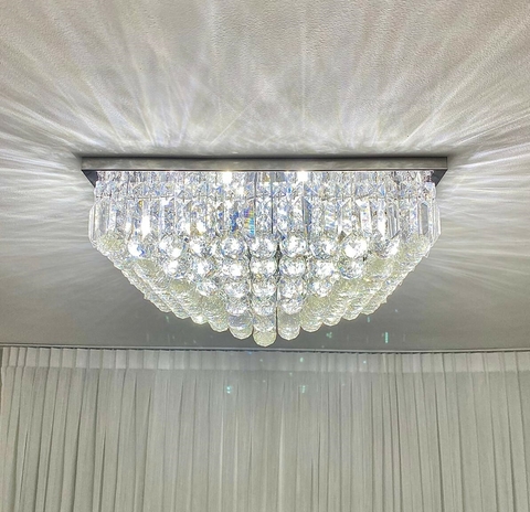 Lustre plafon quadrado transparente da Linha Cristal Harion, com acabamento brilhante e detalhes em cristal.