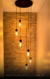 Iluminação pendente da linha Sarvah com lâmpadas em globos de vidro transparente, destacando-se em um ambiente moderno.
