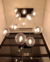 Iluminação moderna com lustres de vidro transparente pendurados em um teto, proporcionando um ambiente elegante e sofisticado.