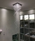 Lustre da Linha Cristal DNA com design elegante, pendurado no teto, refletindo luz em um ambiente moderno.