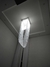 Um lustre de cristal em formato de véu de noiva, pendurado no teto de um ambiente moderno, com iluminação suave.
