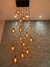Iluminação decorativa com lustres de vidro fumê pendurados em um teto moderno.