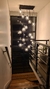 Iluminação moderna com lustres de vidro transparante na escada de uma residência.