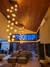 Ambiente interno iluminado com lustres da Linha Sarvah, mostrando um design moderno e aconchegante.