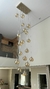Iluminação suspensa da linha Sarvah com globos de vidro conhaque em um ambiente moderno.