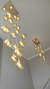 Lustres pendentes da Linha Sarvah em vidro âmbar, com iluminação suave, instalados em um ambiente moderno.