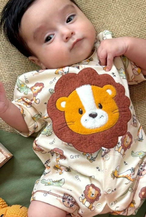 Macaquinho de bebê em suedine bordado leãozinho