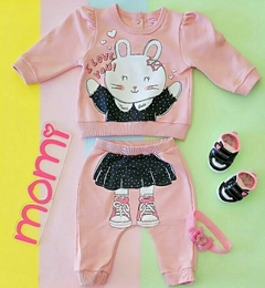 Conjunto rosa de casaco e calça coelhinho na internet