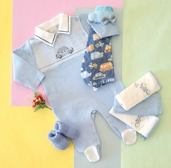 Macacão de bebê bordado fusquinha em malha tricot