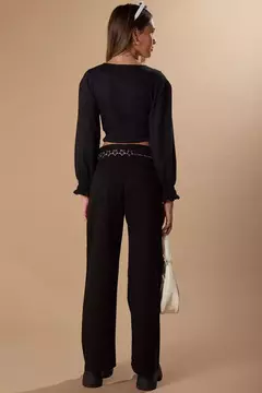 Conjunto de blusa cropped em malha elastic e calça wide em sarja pita na internet