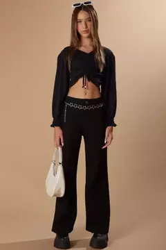Conjunto de blusa cropped em malha elastic e calça wide em sarja pita - comprar online