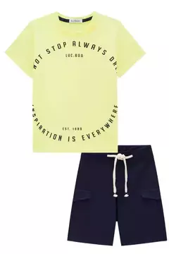 Conjunto de camiseta e bermuda na internet