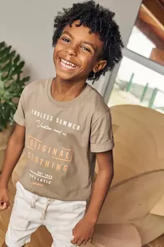 Conjunto de camiseta em meia malha e bermuda em sarja com elastano na internet