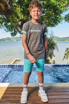 Conjunto de camiseta em meia malha e bermuda em sarja empapelada