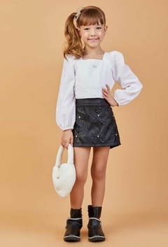 Conjunto de camisa manga longa e short saia com aplicações em flores na internet