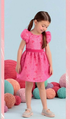 Vestido de organza com corações rosa