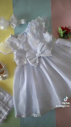 Vestido com peito de renda e saia tule