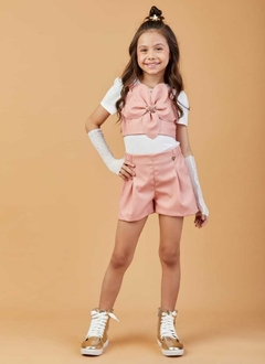Conjunto de 3 peças com blusa, cropped e short na internet