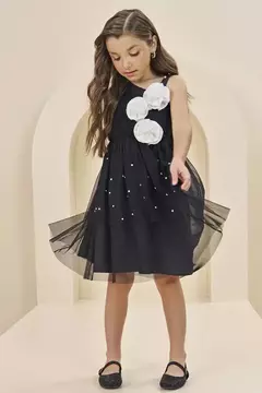 Vestido em tule preto com flores brancas