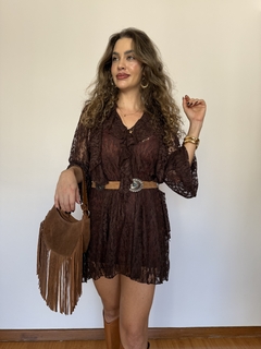 Vestido curto em renda com forro na internet