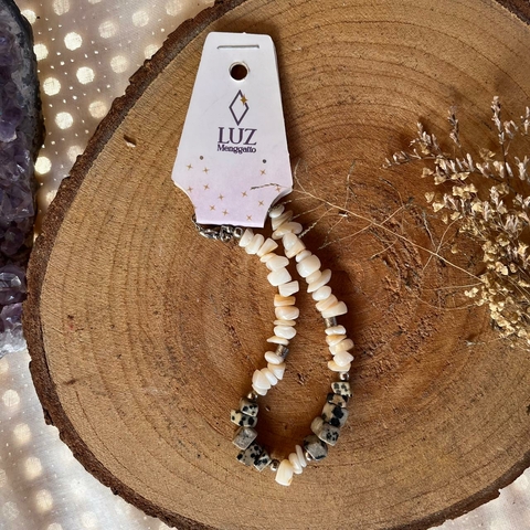 * Tornozeleira Prateada com Cascalho de Madrepérola e Jaspe Dálmata - Luz Mengatto