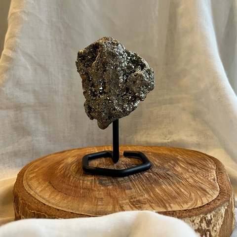 Pirita Grande na base de metal preto