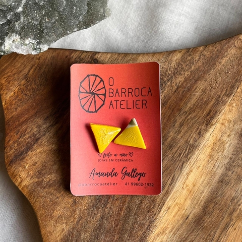 * Brinco Triangulo Amarelo - O Barroca Atelier