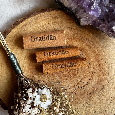 * Canela com Palavra Mágica - Colmeia de Luz