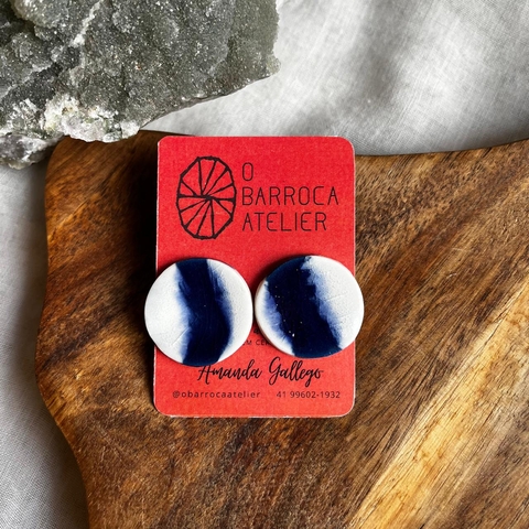 * Brinco Redondo Azul e Branco - O Barroca Atelier