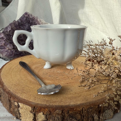 Xícara Branca com pézinho - Café Jasmins