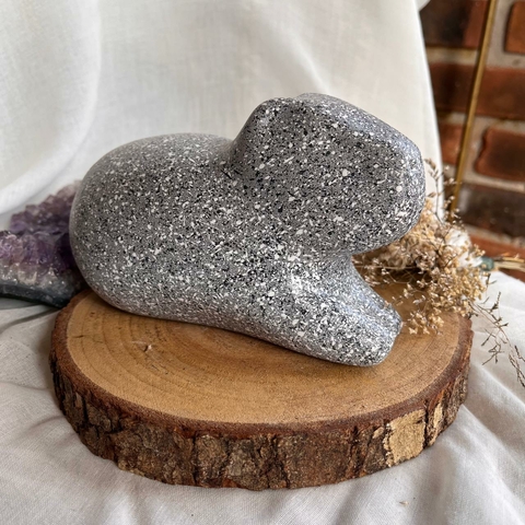 * Capivara de gesso sentada Granito 15cm - Misan Artesanato