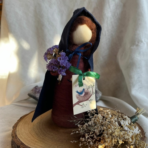 * Bruxa de Capa Azul Marinho com Buquet - Ateliê Lis