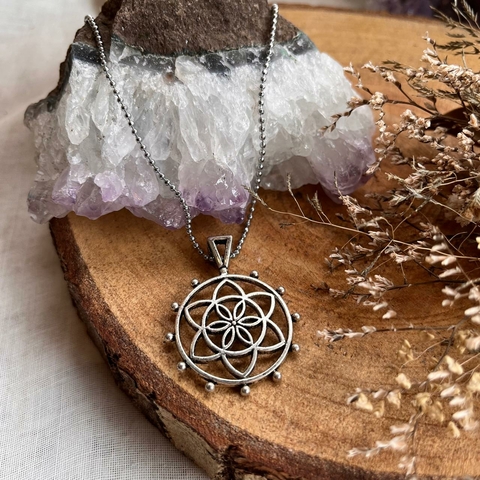 Pingente Flor da Vida com Mandala, Bolinhas e Pingente Triangular Prateado